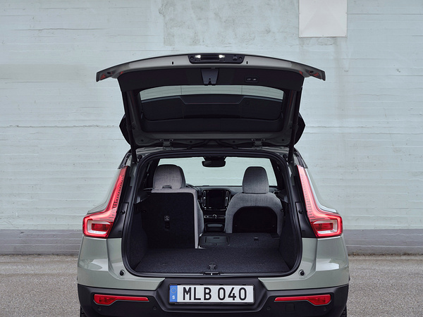 Volvo EX40 Twin Motor trunk view