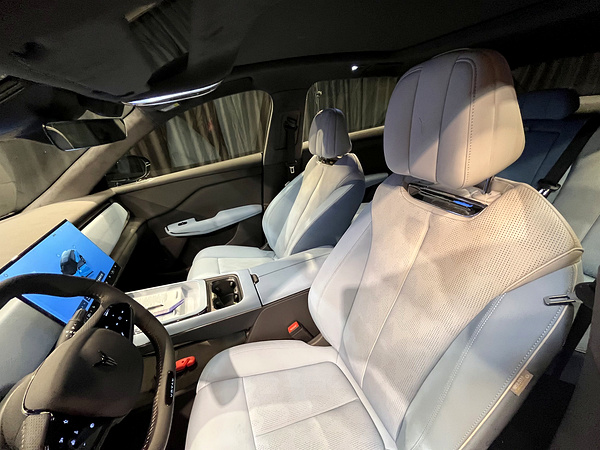 VOYAH Courage AWD frontseats view