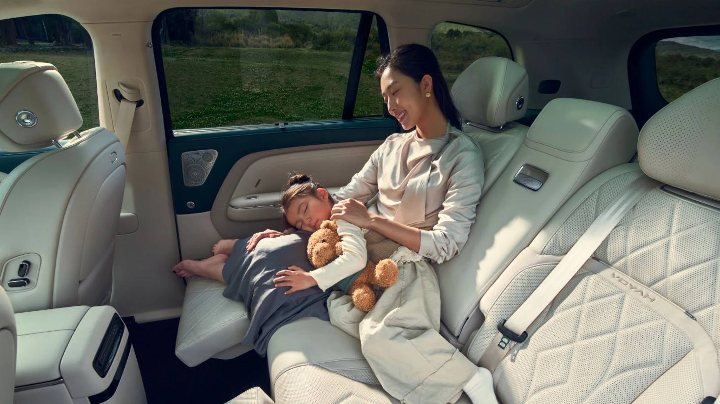 VOYAH Taishan X8 98 kWh secondrowseats view