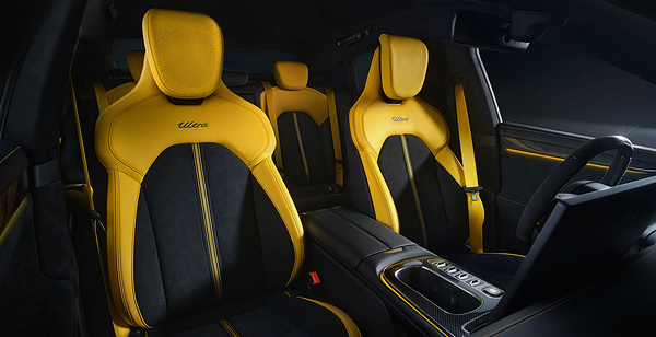 Xiaomi SU7 Ultra frontseats view