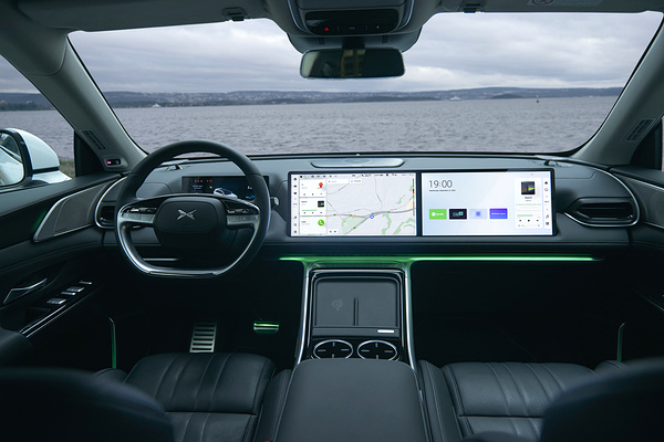 XPENG G9 AWD Performance screens view
