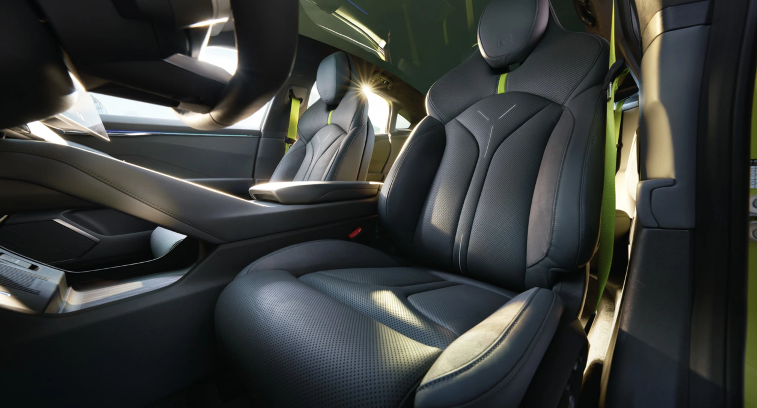 XPENG P7 750 AWD Performance frontseats view