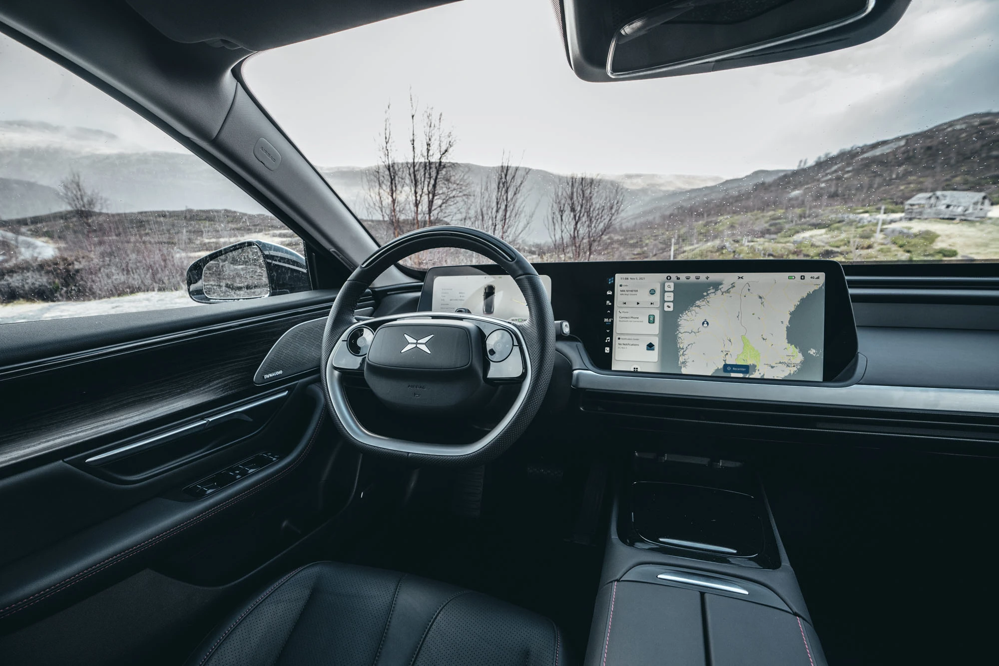 XPENG P7 AWD Performance screens view