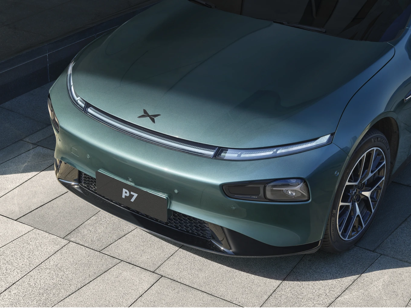 XPENG P7i 610 AWD headlights view