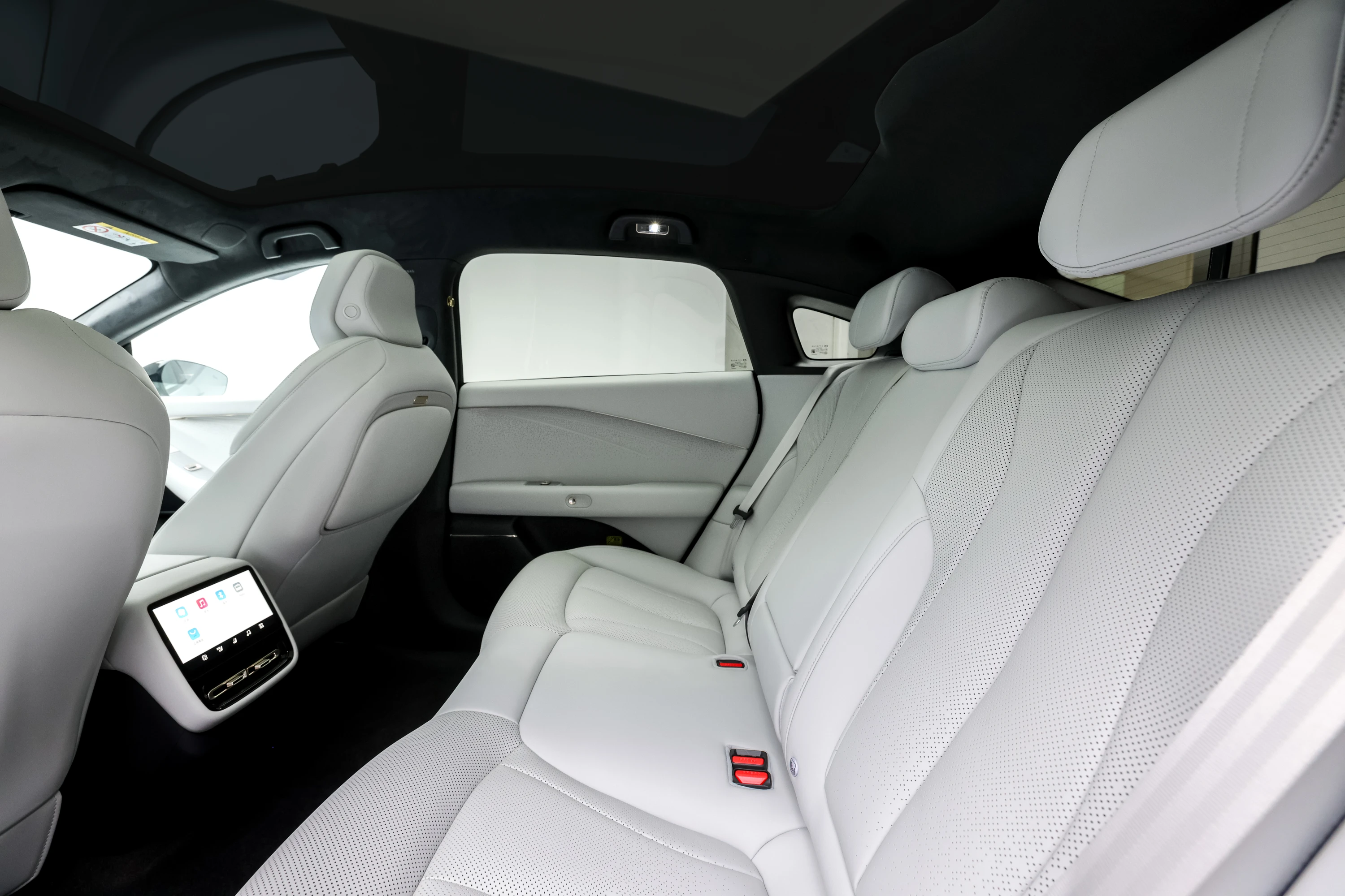 XPENG P7+ 76.3 kWh Long Range RWD secondrowseats view