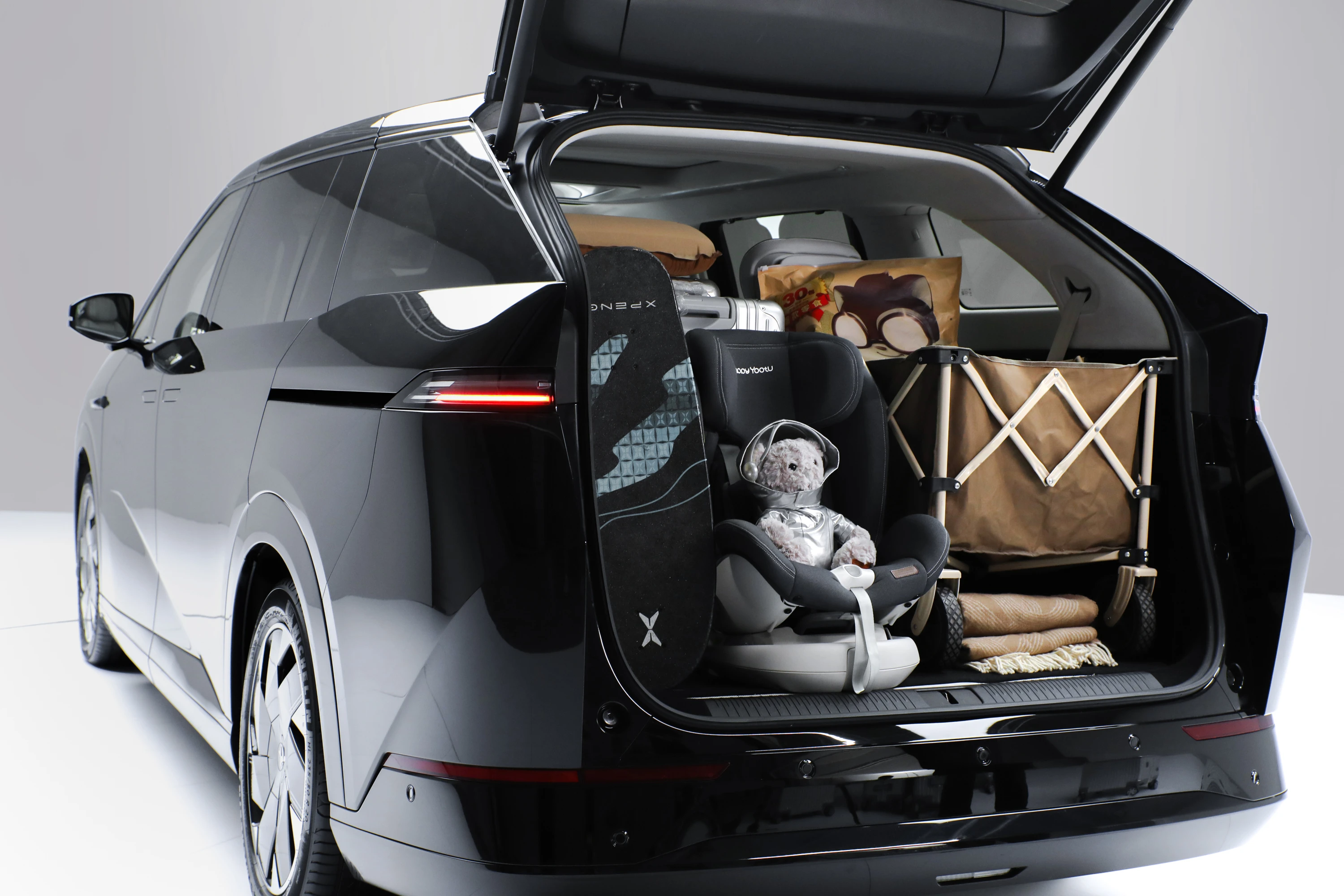 XPENG X9 AWD Performance trunk view