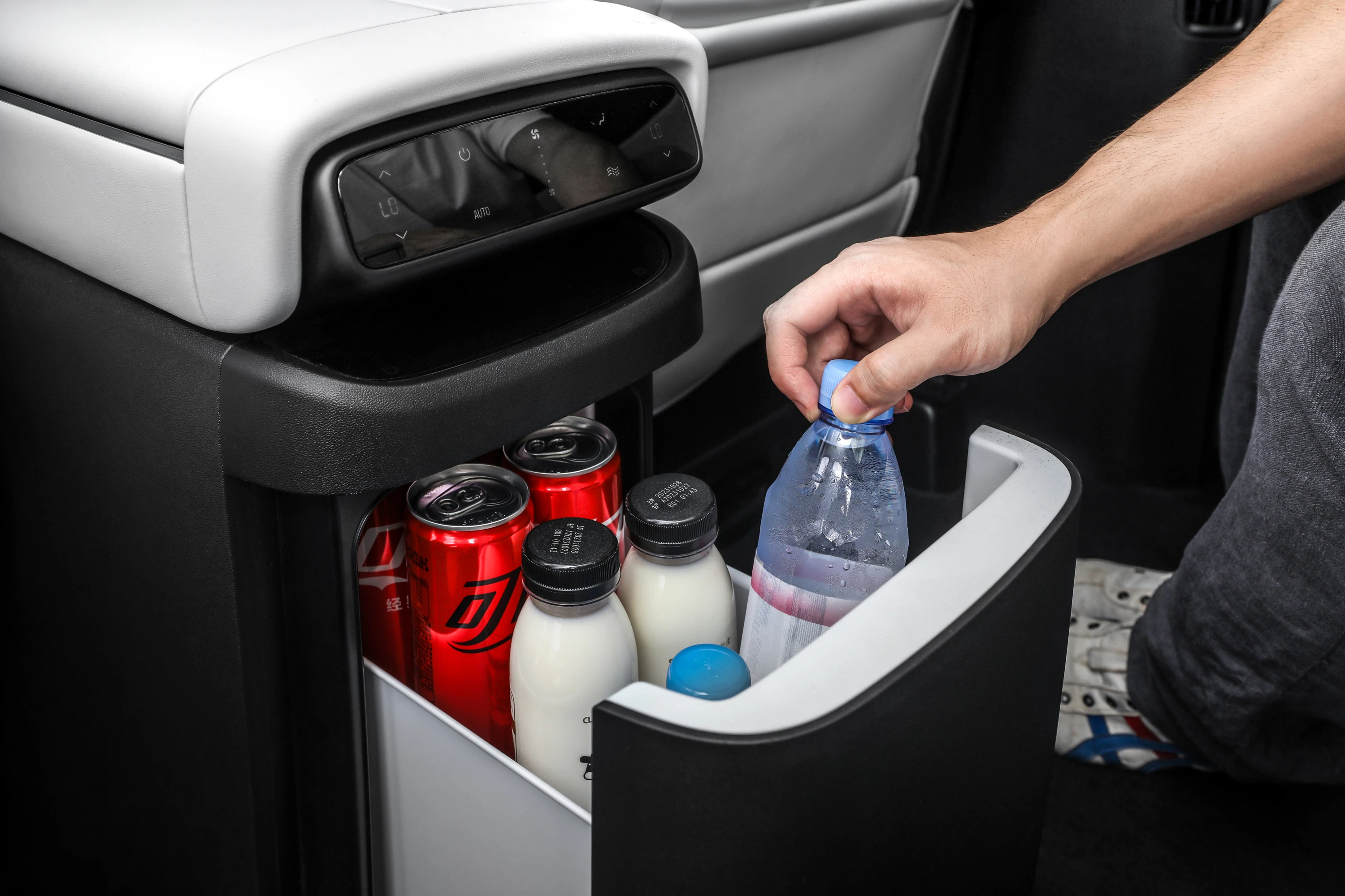 XPENG X9 AWD Performance fridge view