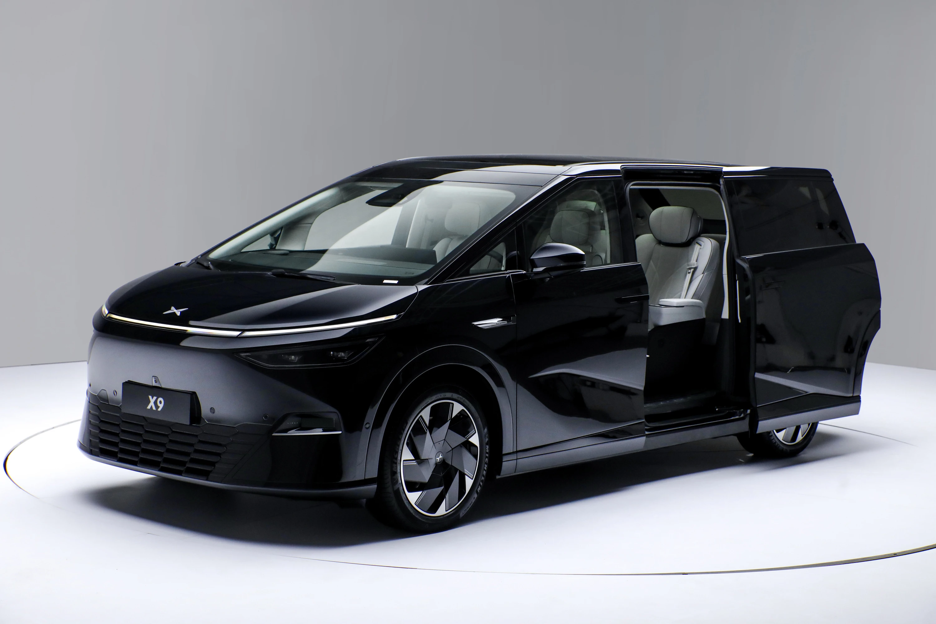 XPENG X9 AWD Performance doors view