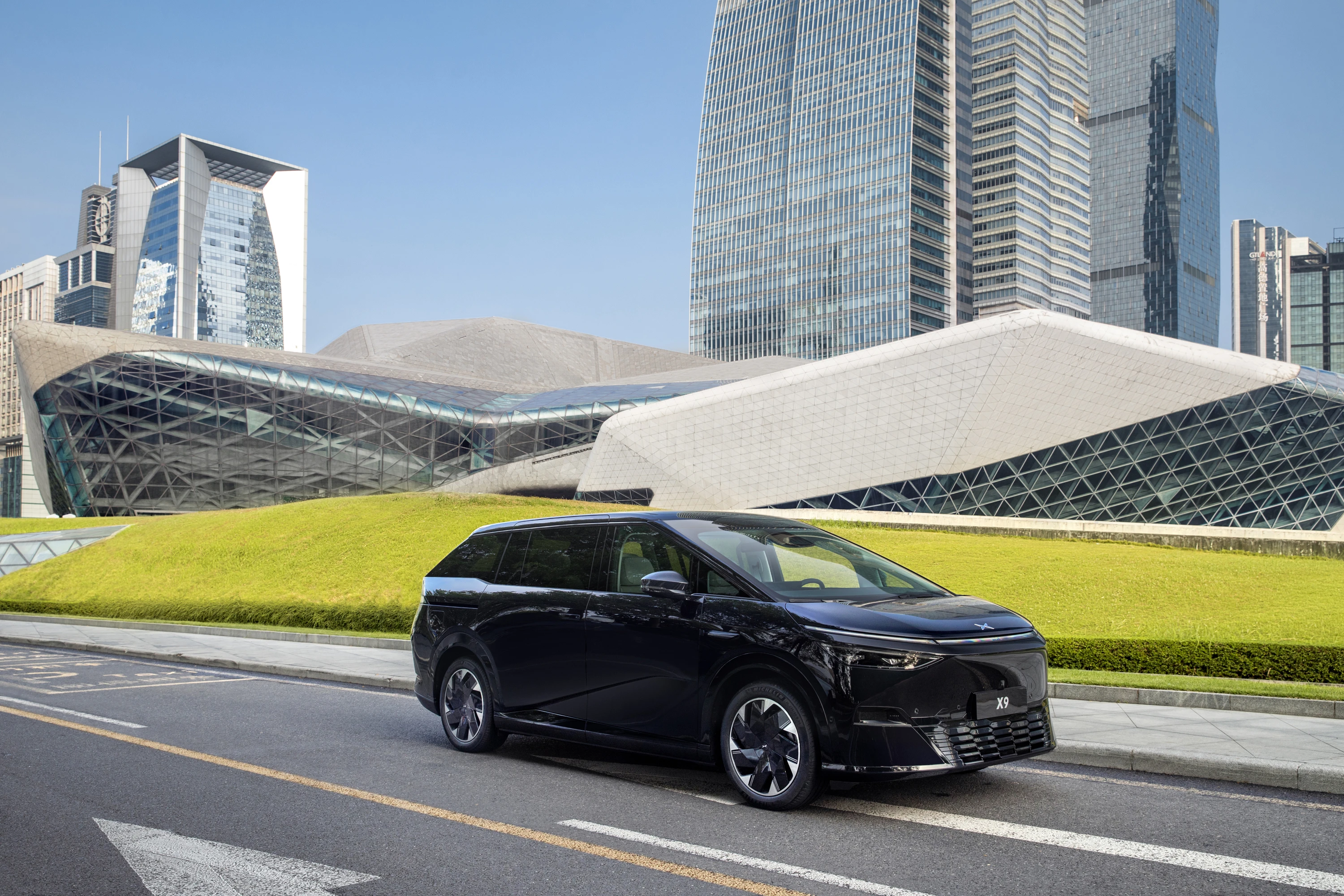 XPENG X9 AWD Performance exterior view