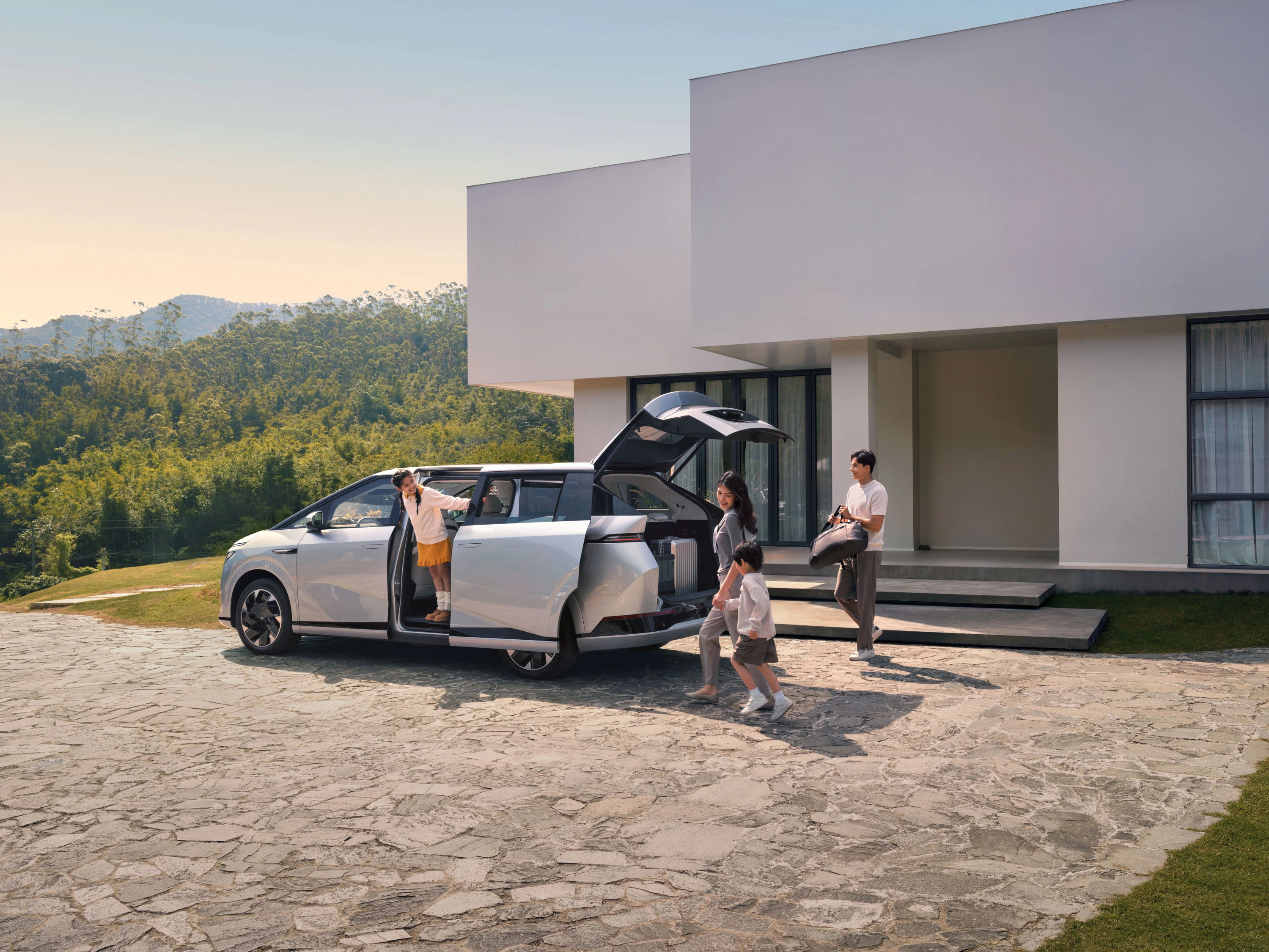 XPENG X9 AWD Performance exterior view