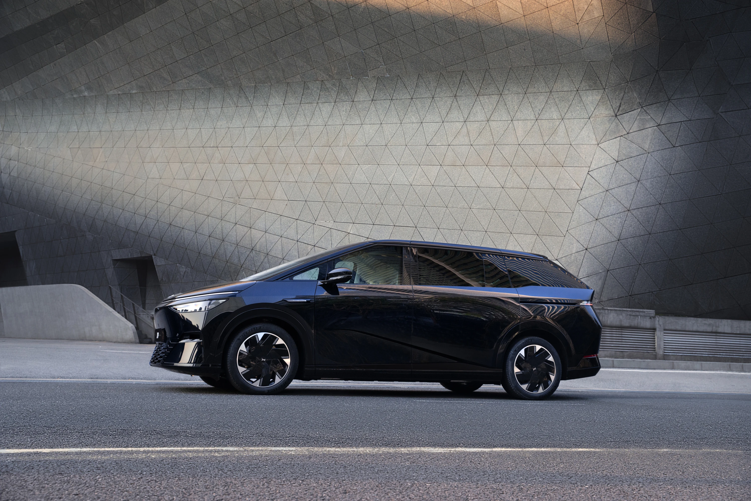 XPENG X9 AWD Performance exterior view