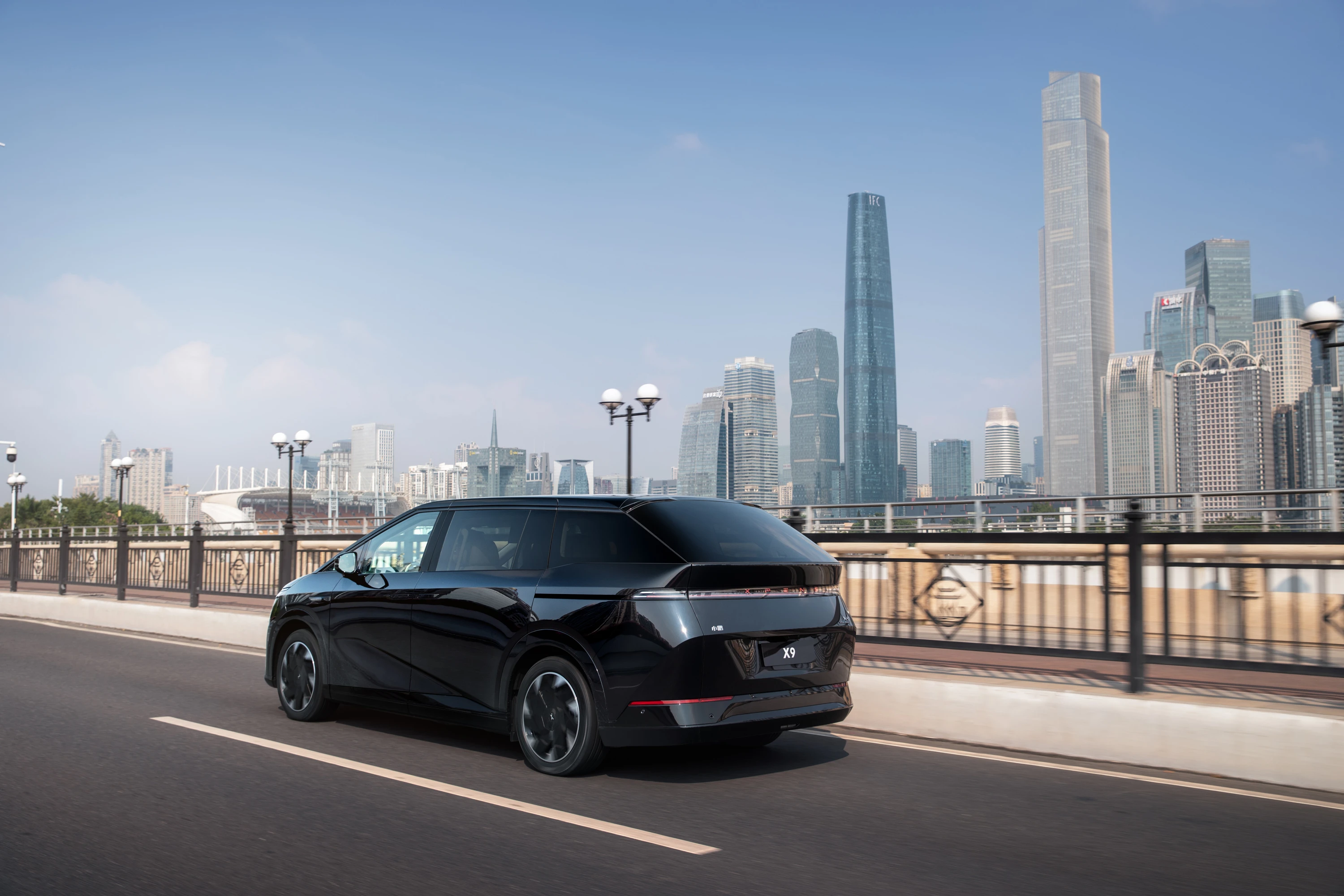 XPENG X9 AWD Performance exterior view