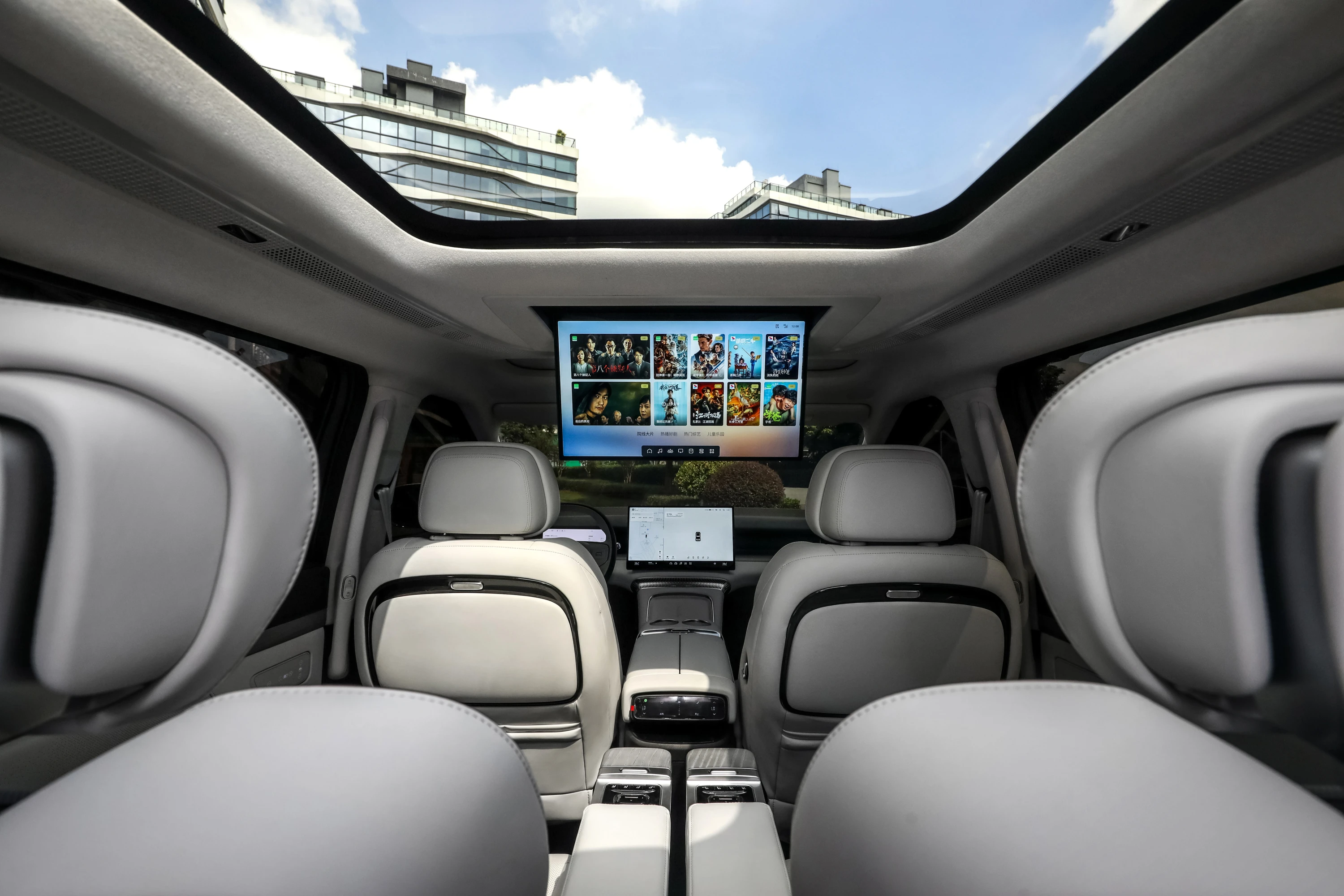 XPENG X9 AWD Performance interior view