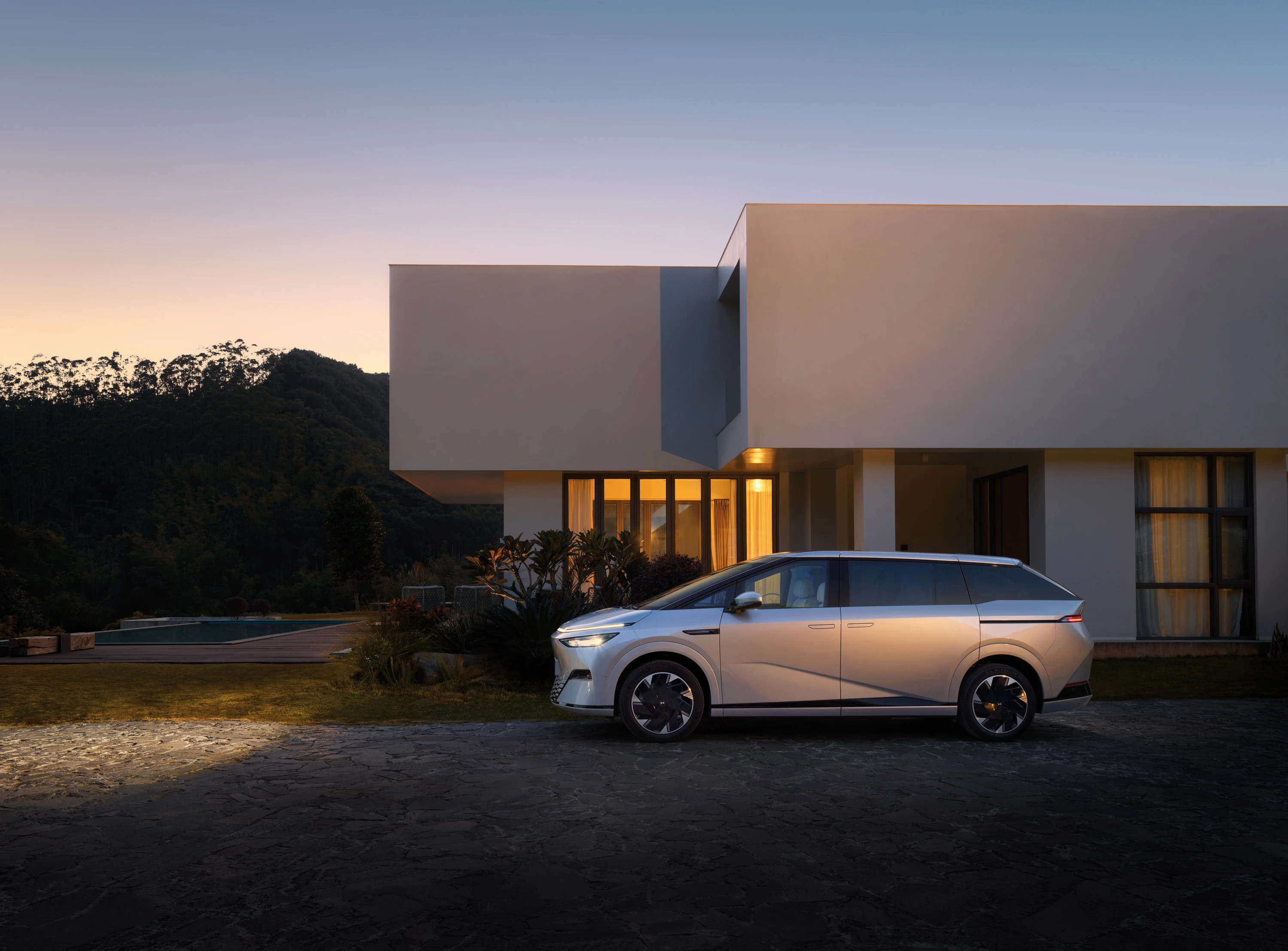 XPENG X9 AWD Performance exterior view