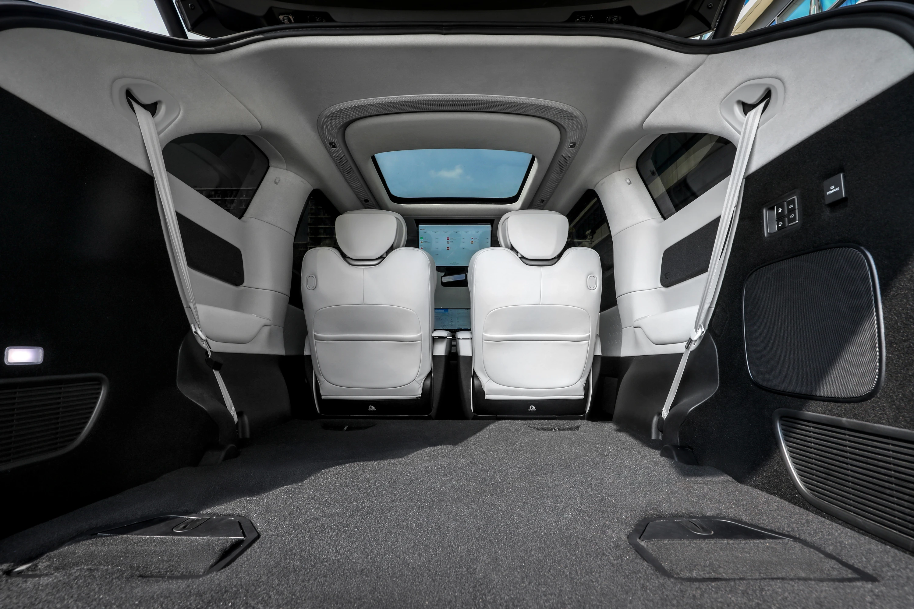 XPENG X9 AWD Performance trunk view