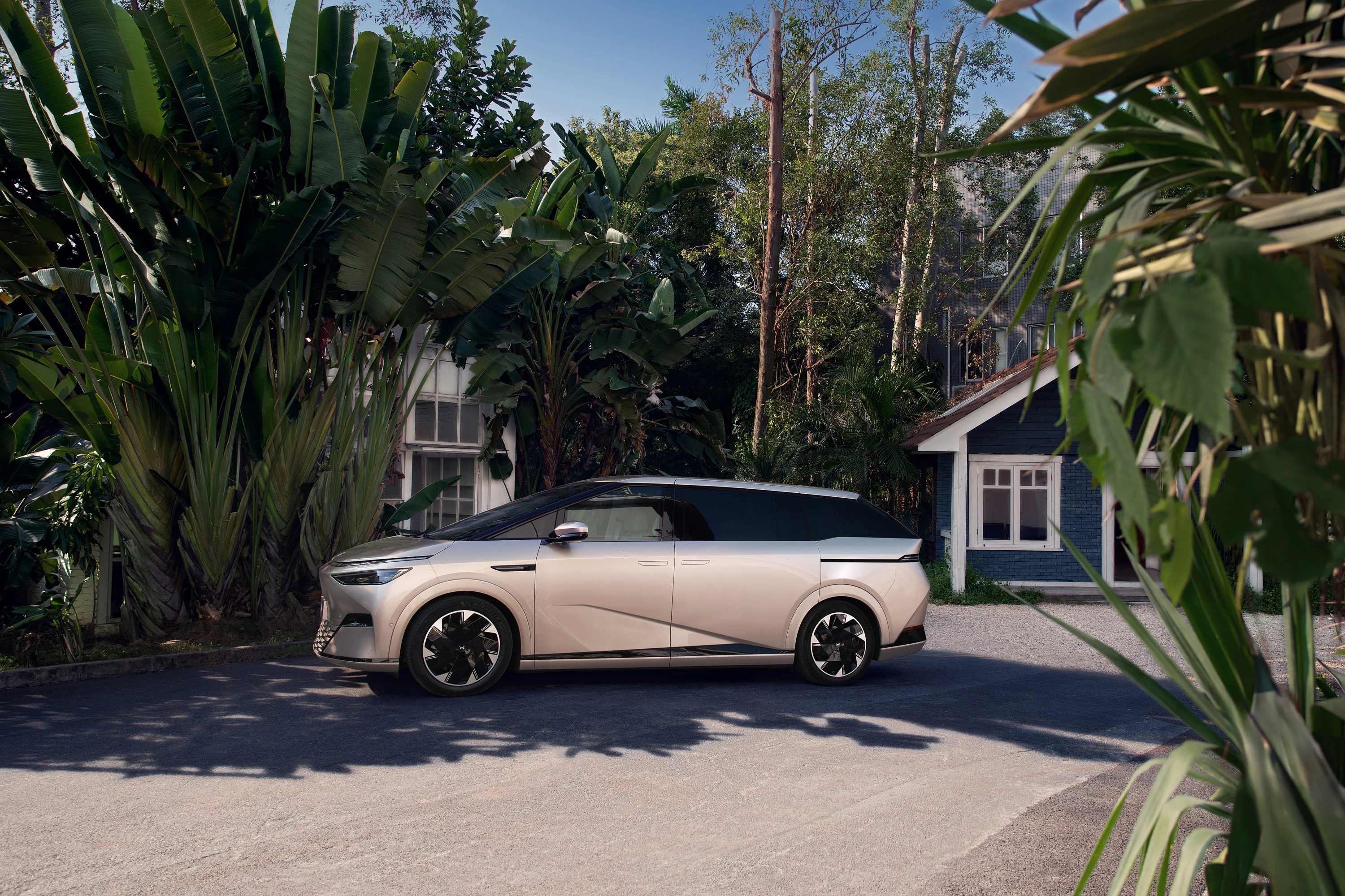 XPENG X9 FWD Long Range exterior view