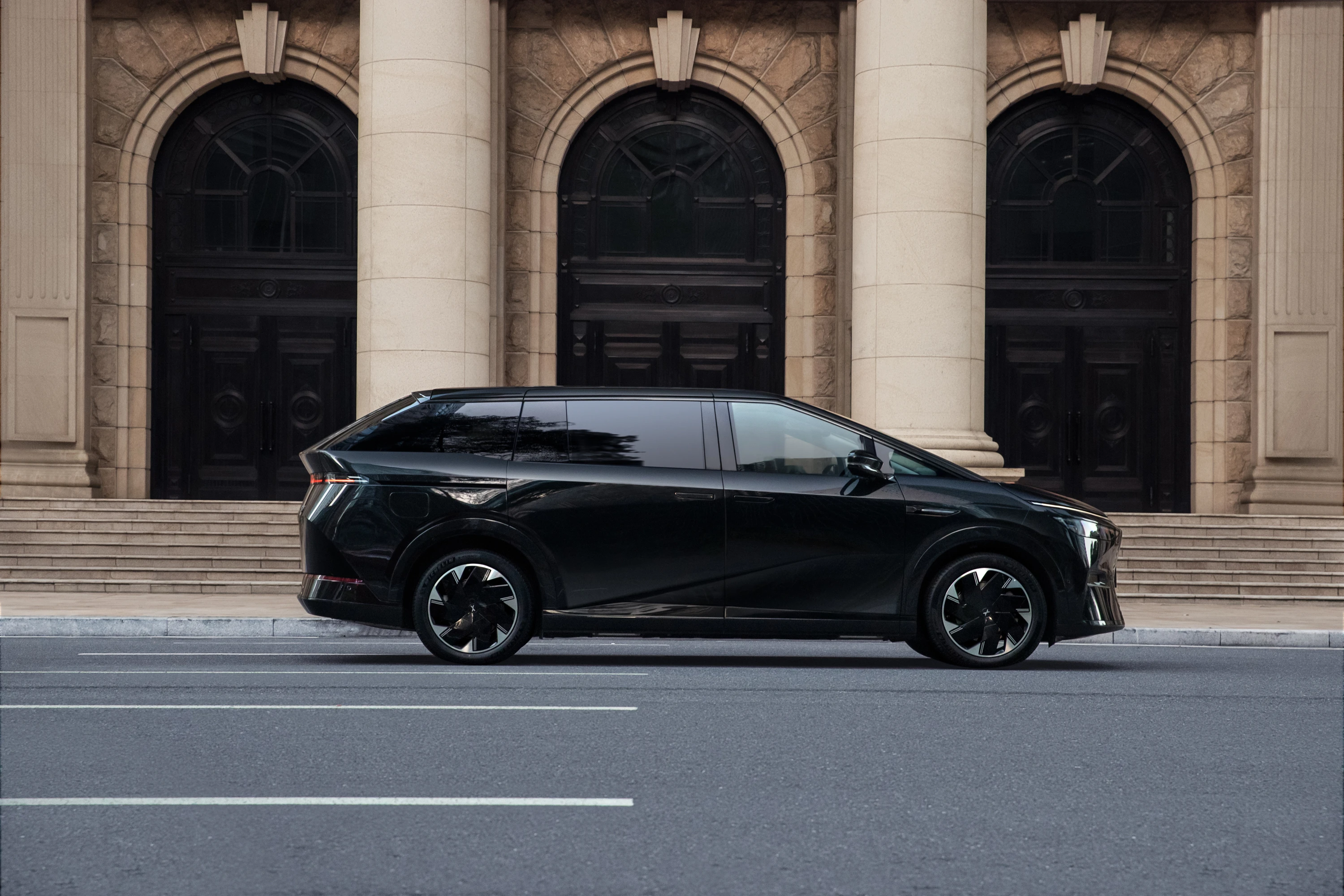 XPENG X9 FWD Long Range exterior view