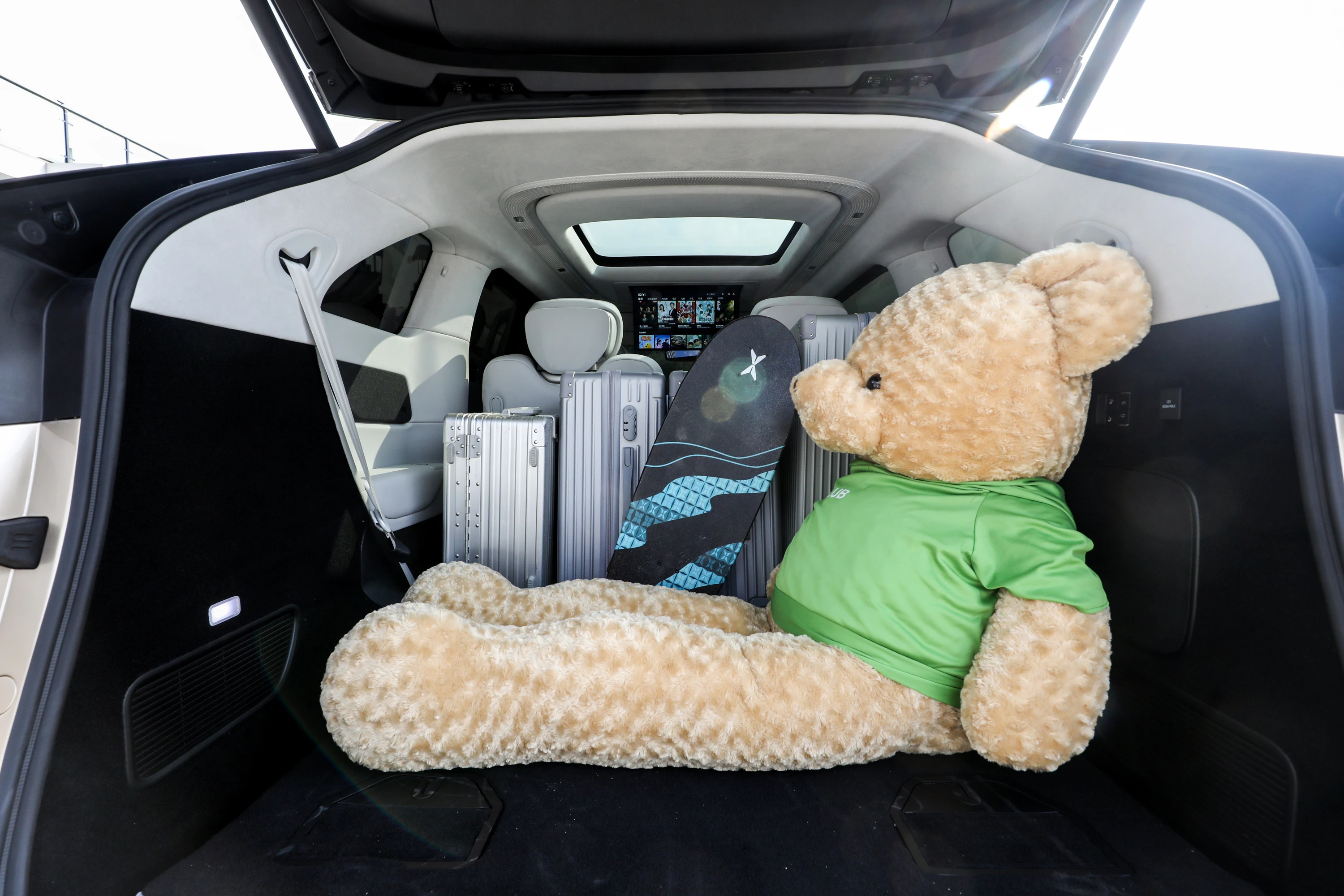 XPENG X9 FWD Long Range trunk view
