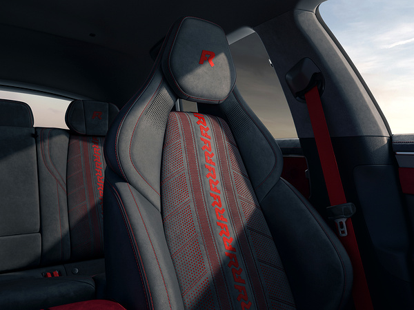Zeekr 001 FR frontseats view