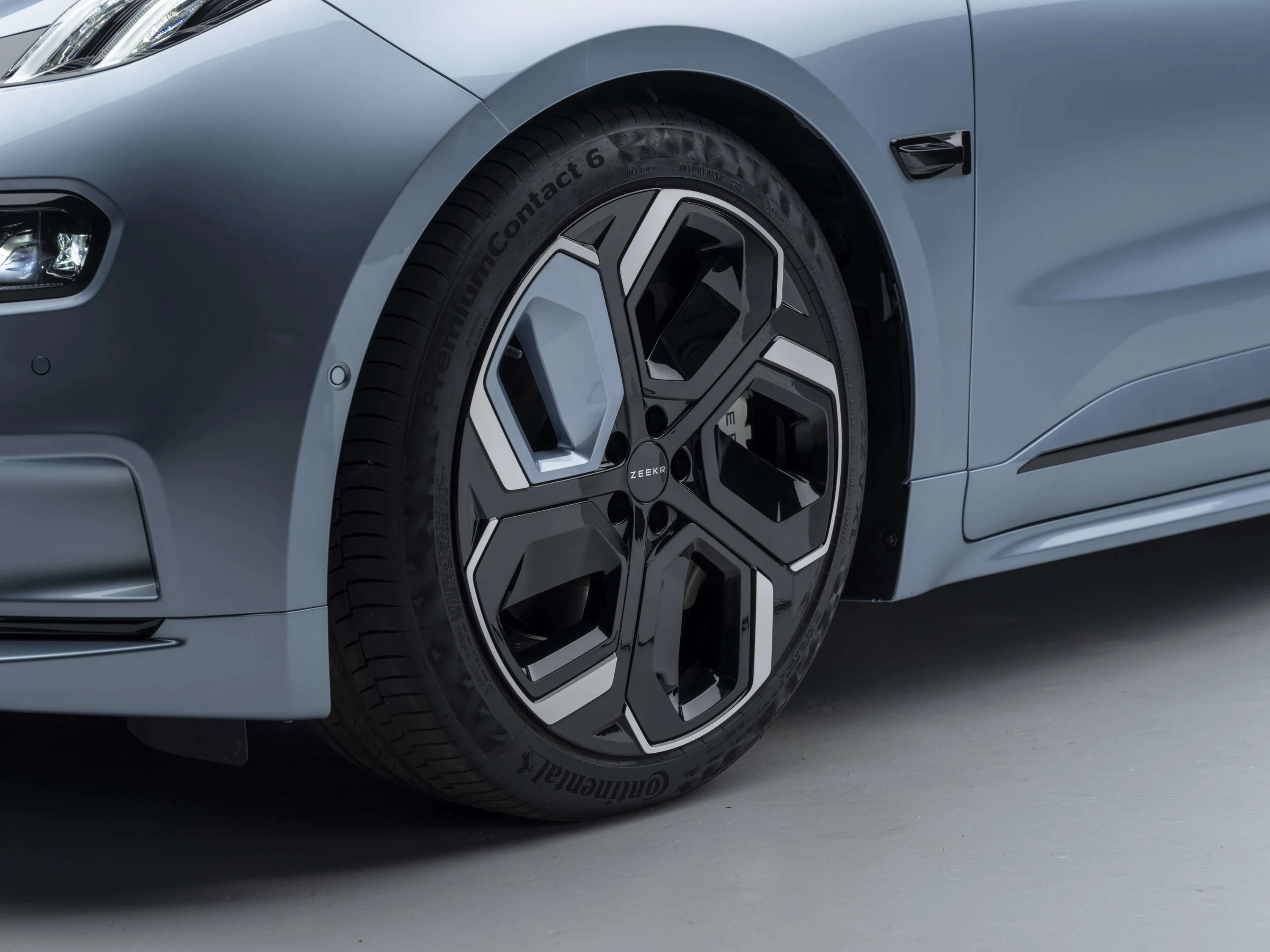 Zeekr 001 Long Range RWD wheels view