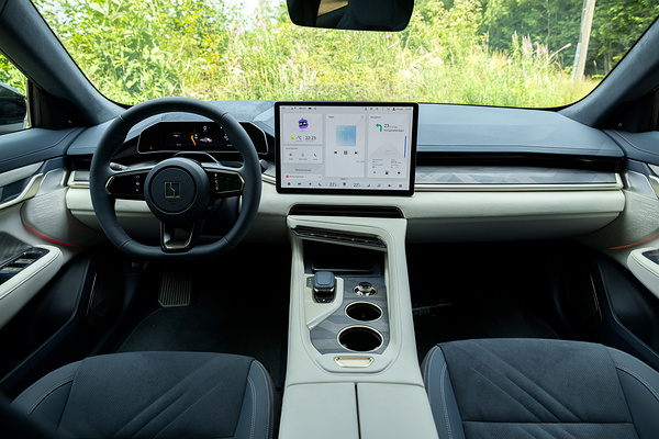 Zeekr 001 Performance AWD screens view