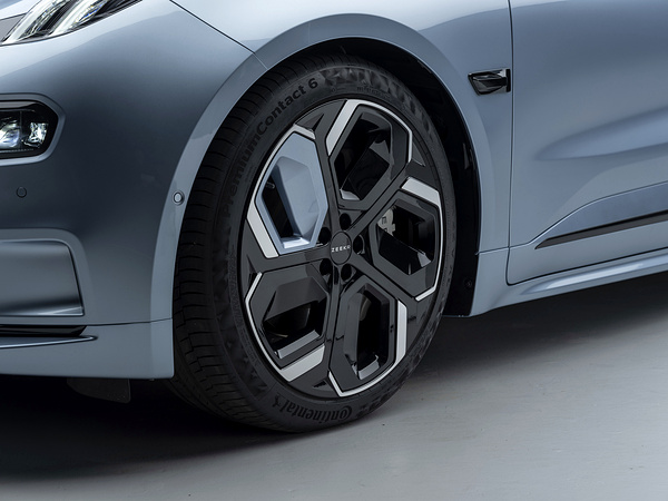 Zeekr 001 Performance AWD wheels view