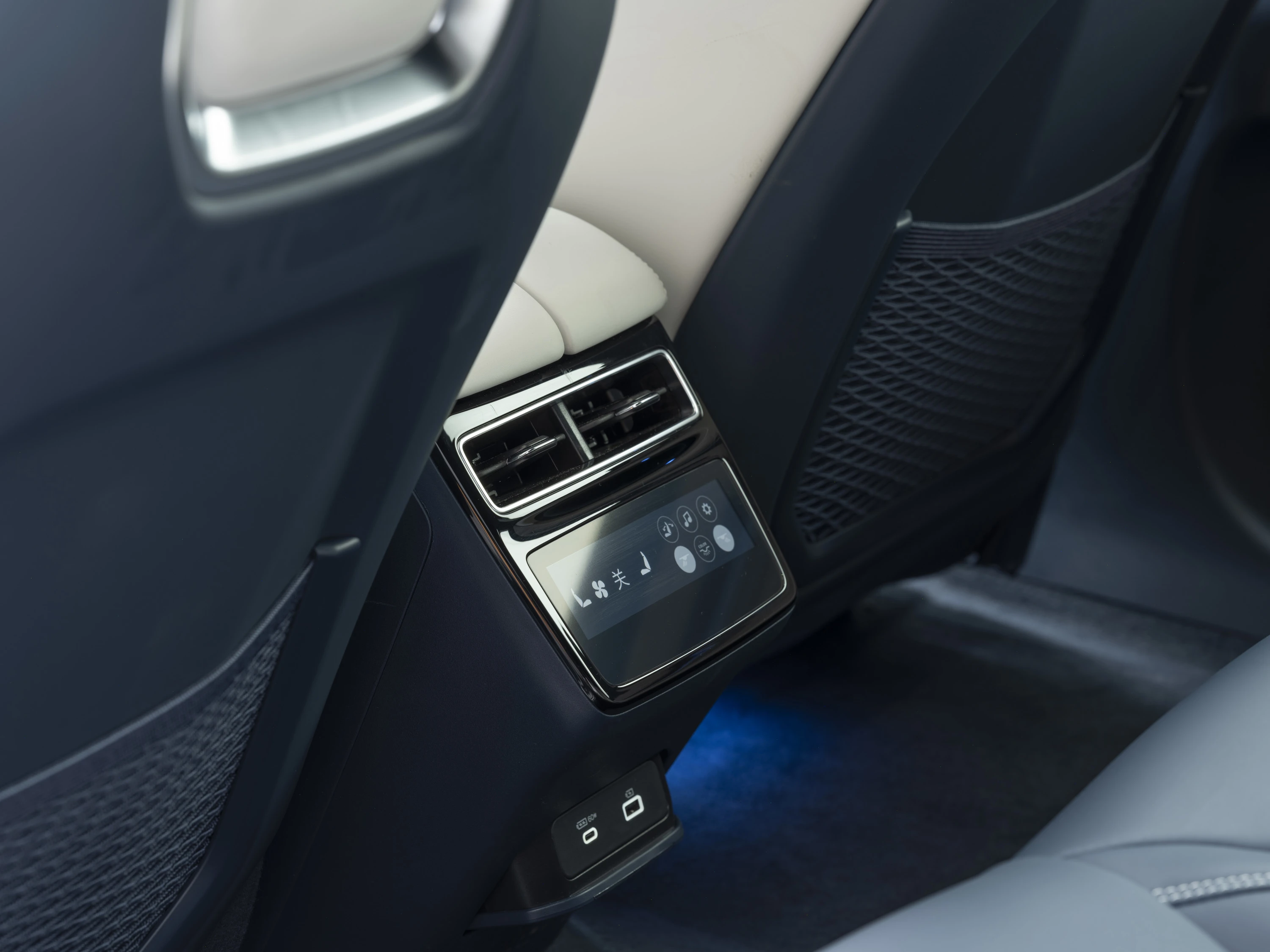 Zeekr 001 Privilege AWD interior view