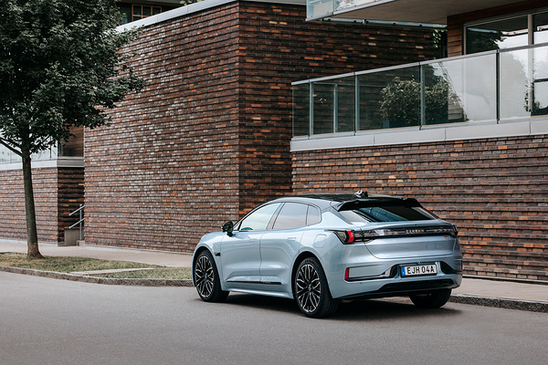 Zeekr 001 Privilege AWD exterior view