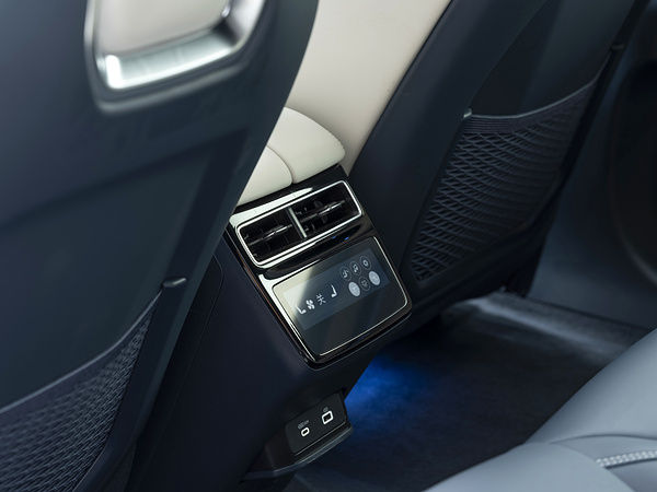 Zeekr 001 Privilege AWD interior view