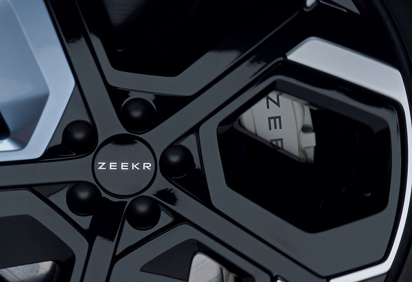 Zeekr 001 Privilege AWD wheels view