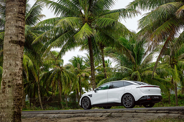 Zeekr 007 AWD Performance exterior view