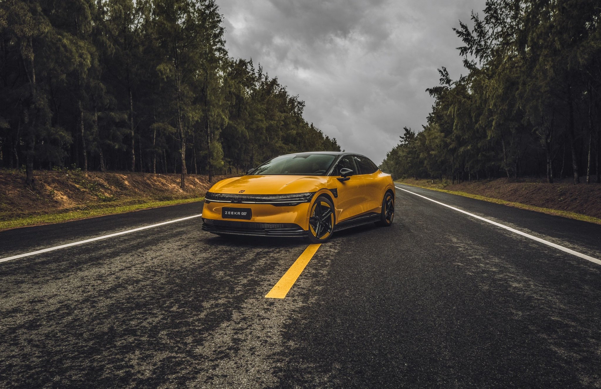 Zeekr 007 AWD Performance electric vehicle exterior