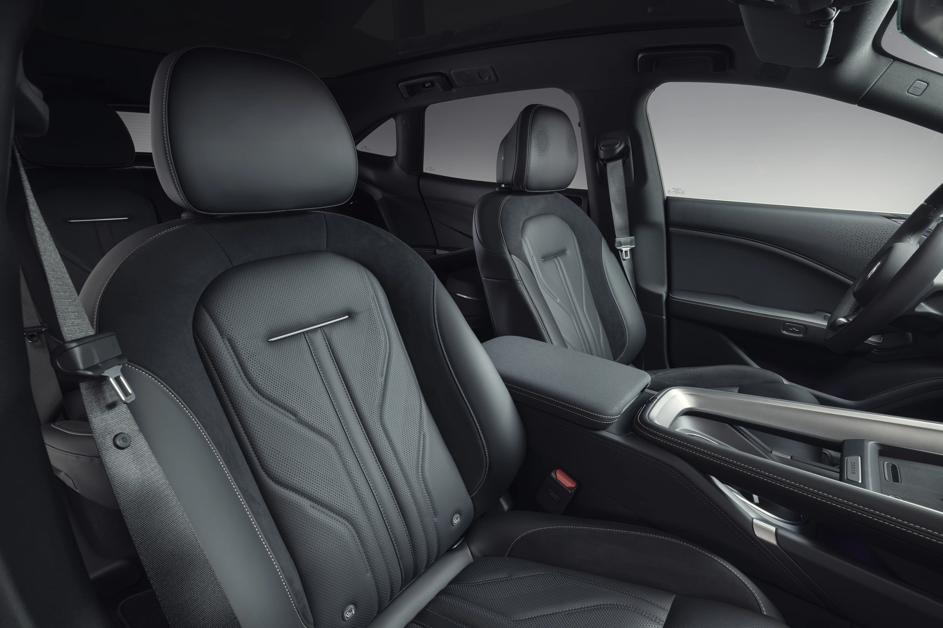 Zeekr 7GT Privilege AWD frontseats view