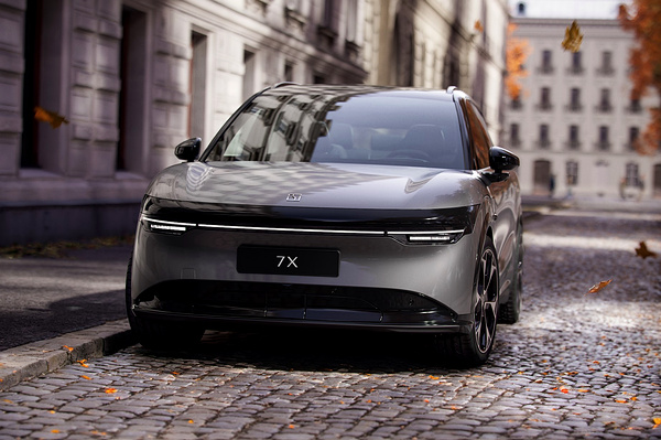 Zeekr 7X Long Range AWD exterior view