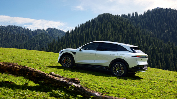 Zeekr 7X Long Range RWD exterior view