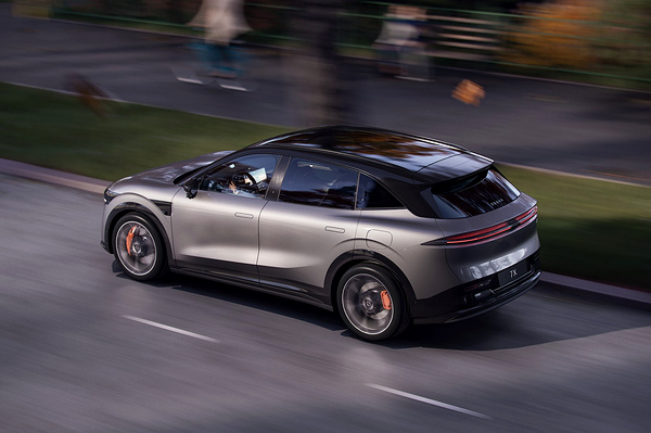Zeekr 7X Standard Range RWD dynamic view