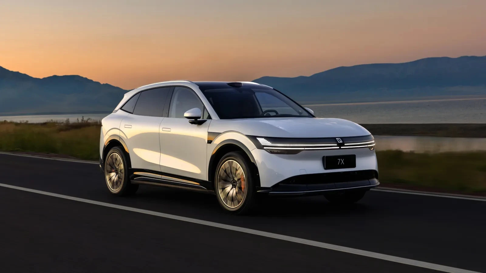 Zeekr 7X Standard Range RWD exterior view