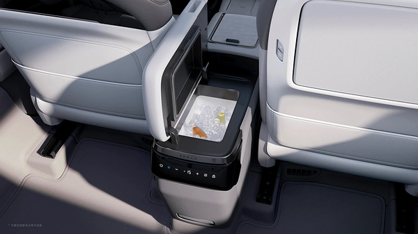 Zeekr 7X Standard Range RWD fridge view