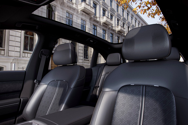 Zeekr 7X Standard Range RWD frontseats view