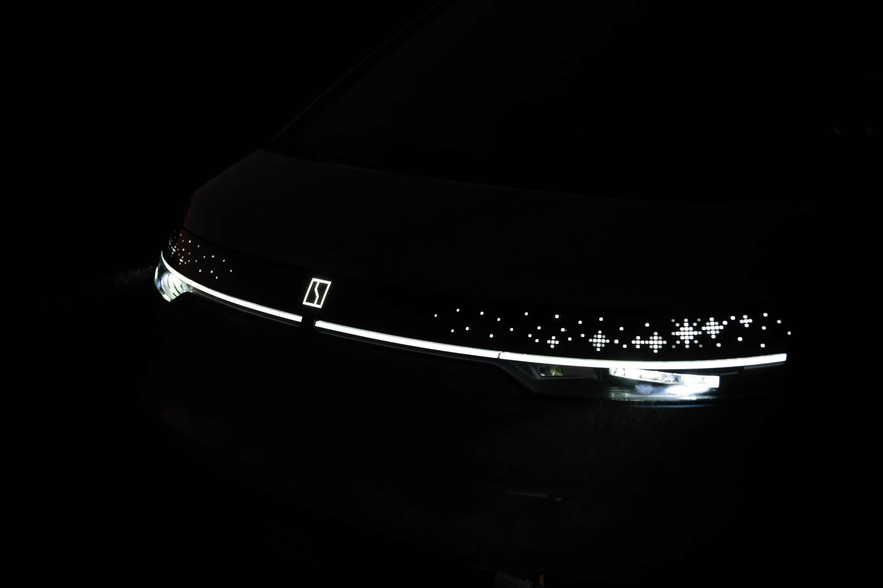 Zeekr MIX Standard Range RWD headlights view