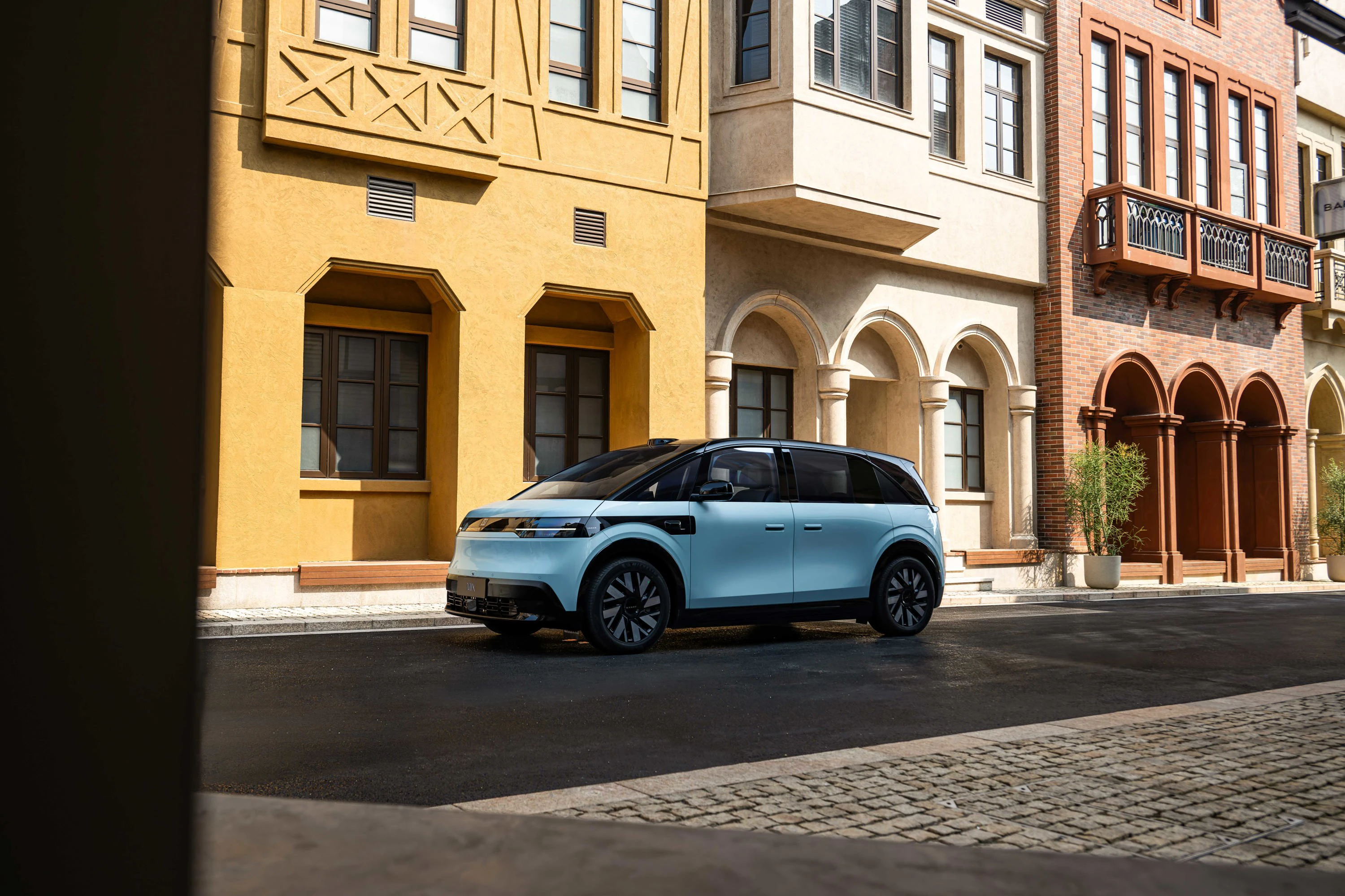 Zeekr MIX Standard Range RWD exterior view