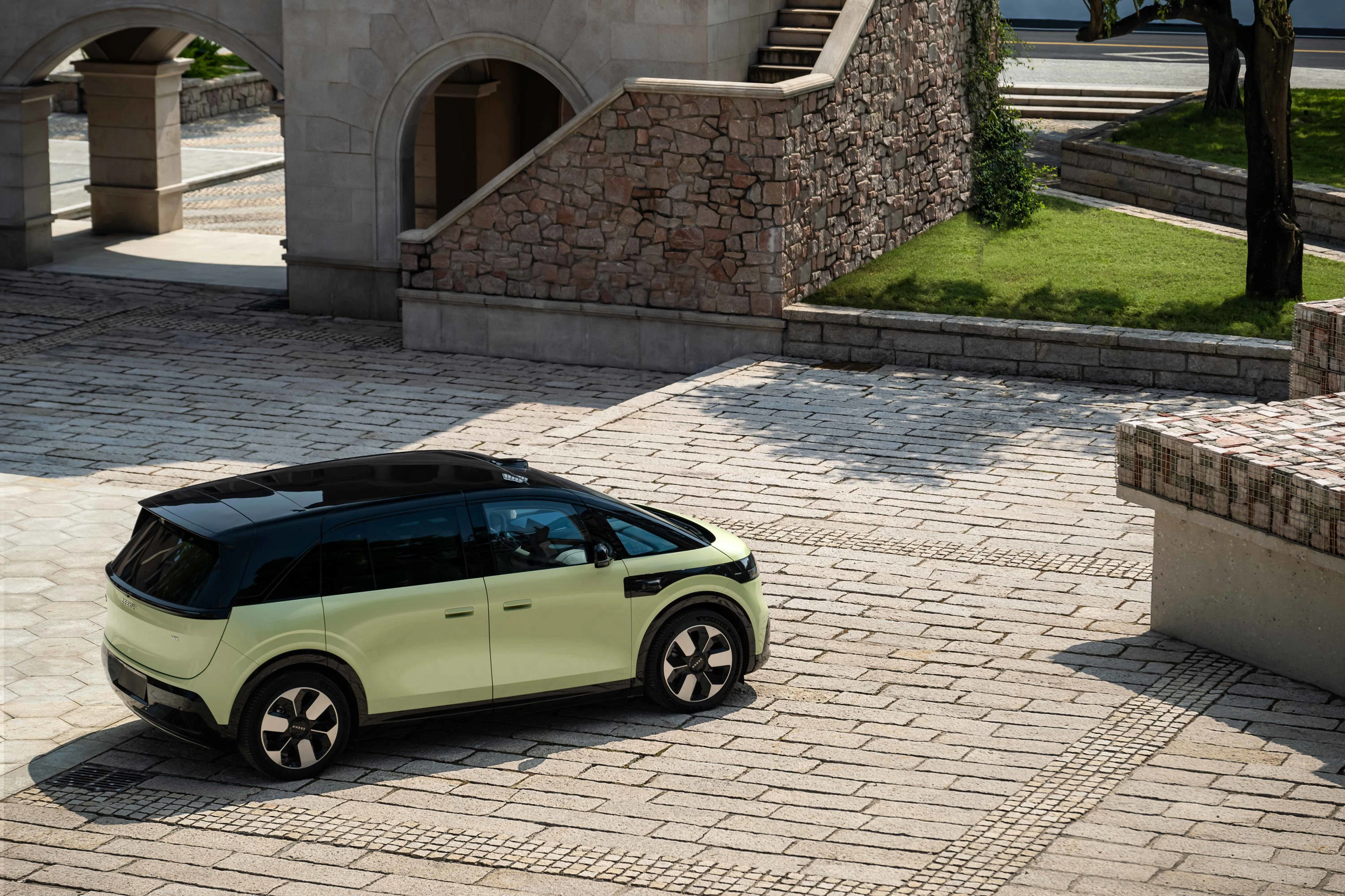 Zeekr MIX Standard Range RWD exterior view