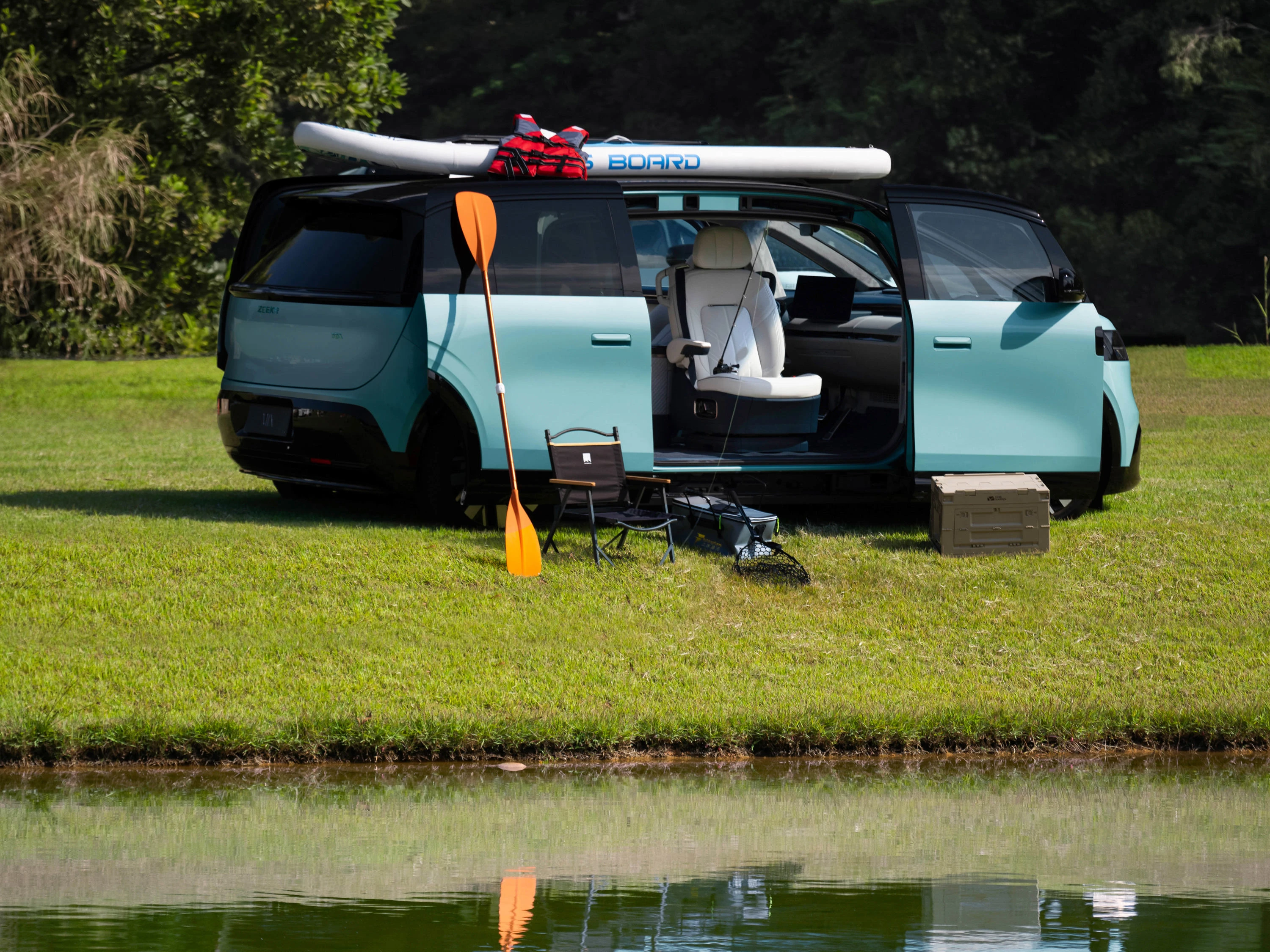 Zeekr MIX Standard Range RWD exterior view