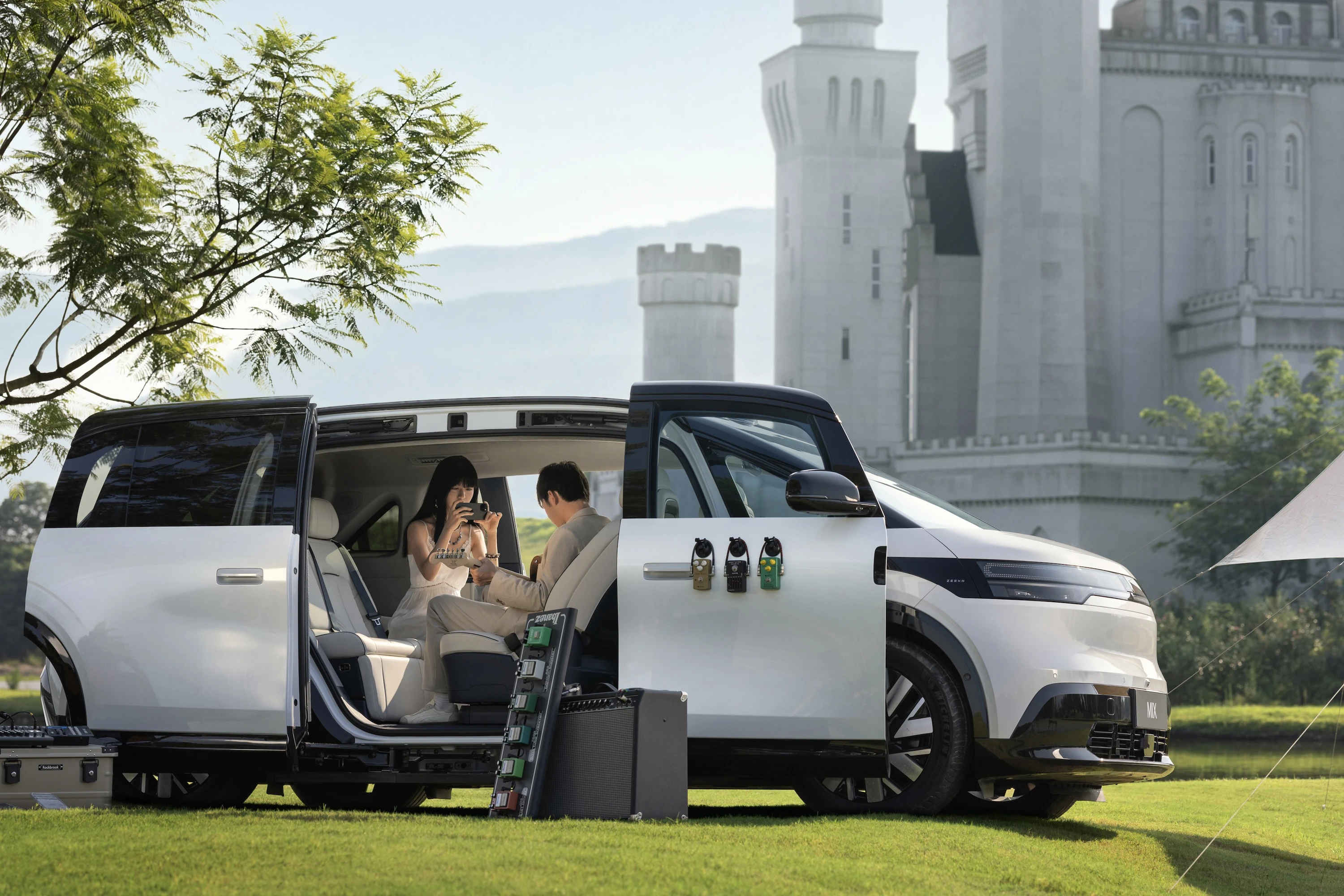 Zeekr MIX Standard Range RWD exterior view