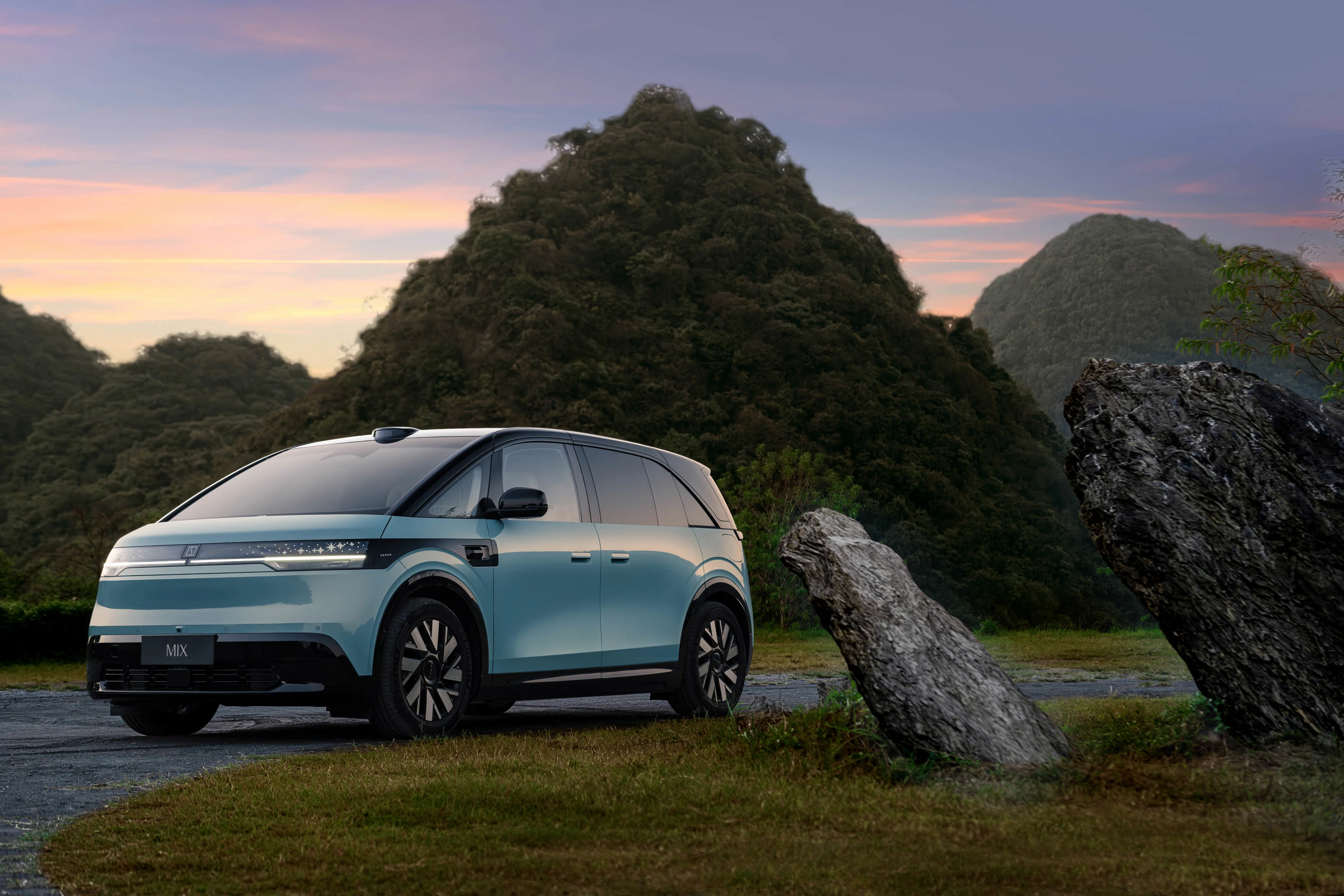 Zeekr MIX Standard Range RWD exterior view