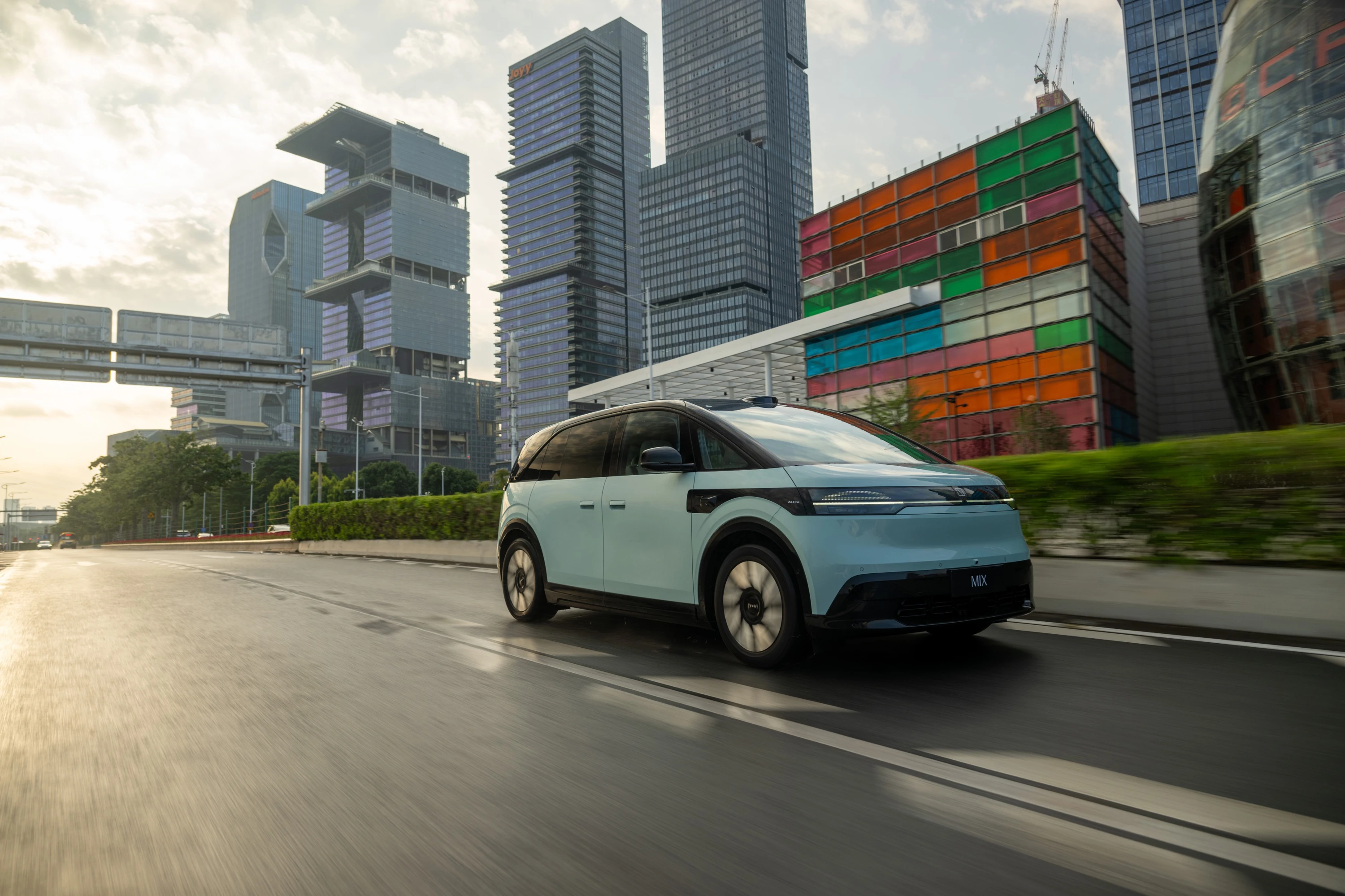 Zeekr MIX Standard Range RWD dynamic view