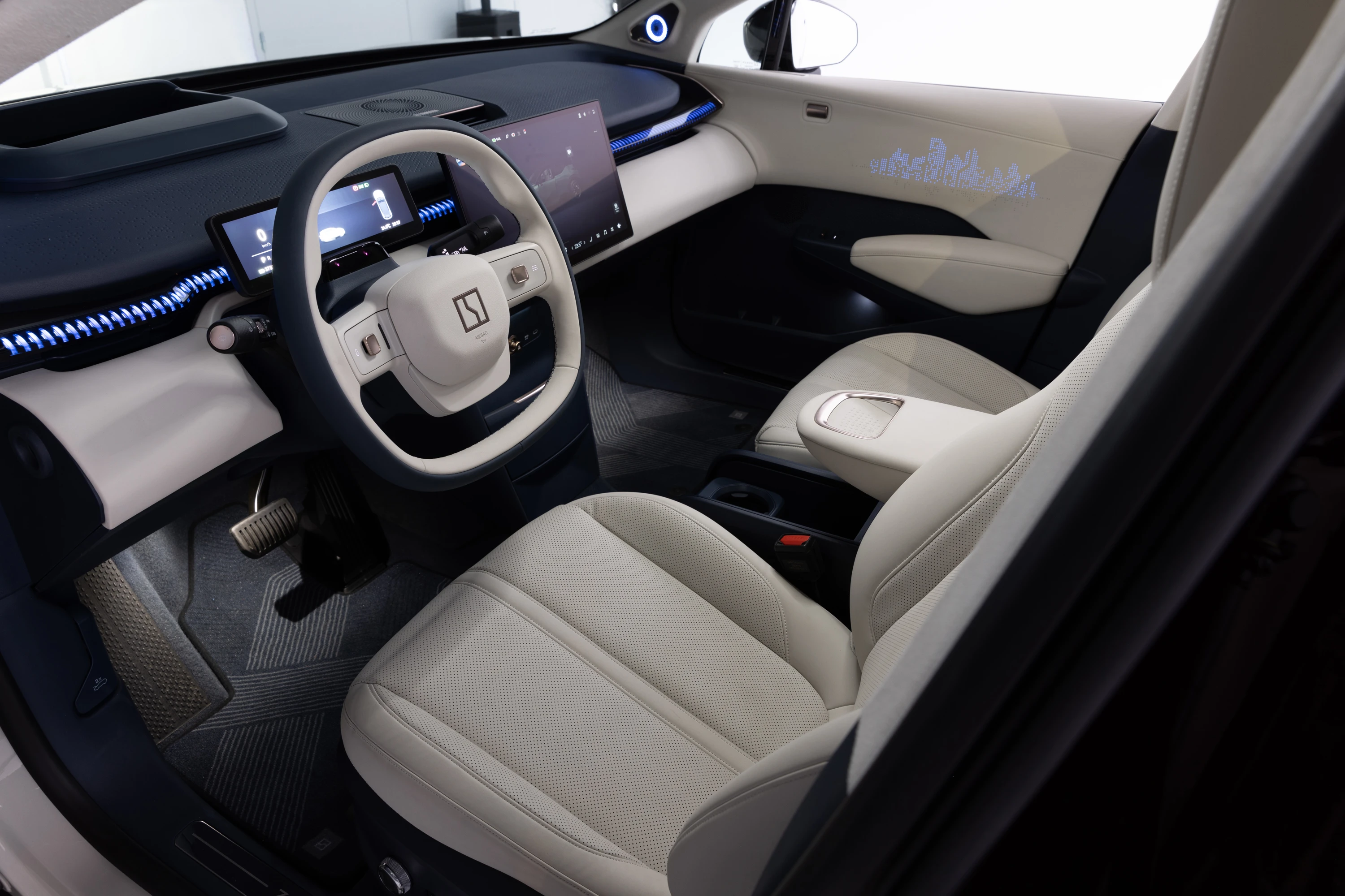 Zeekr X Privilege AWD frontseats view