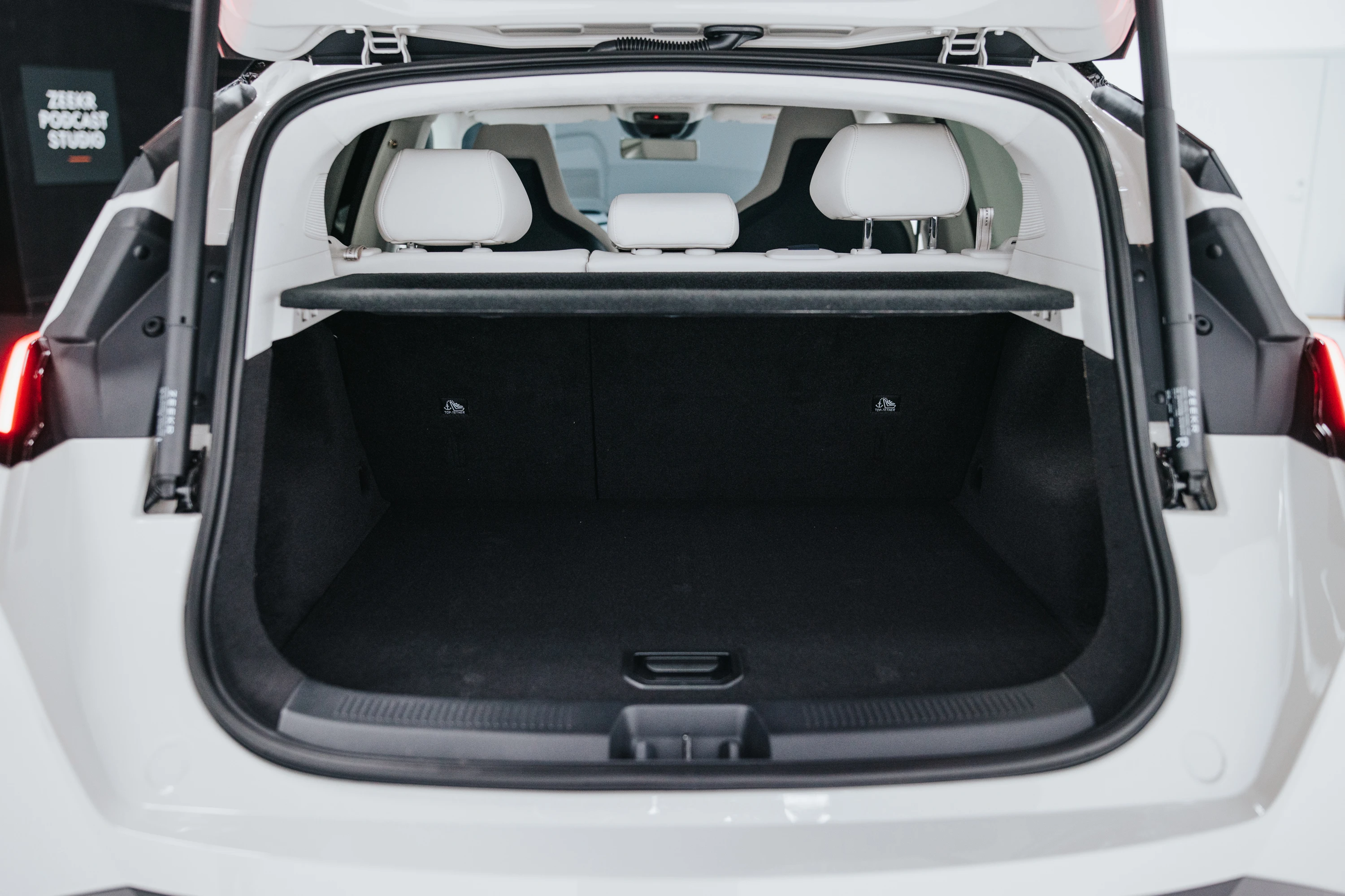 Zeekr X Privilege AWD trunk view