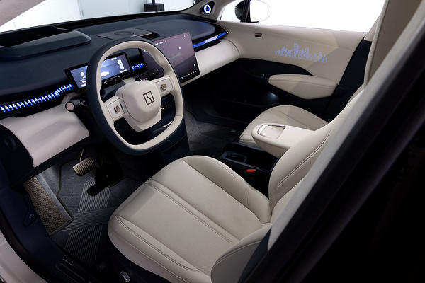 Zeekr X Privilege AWD frontseats view